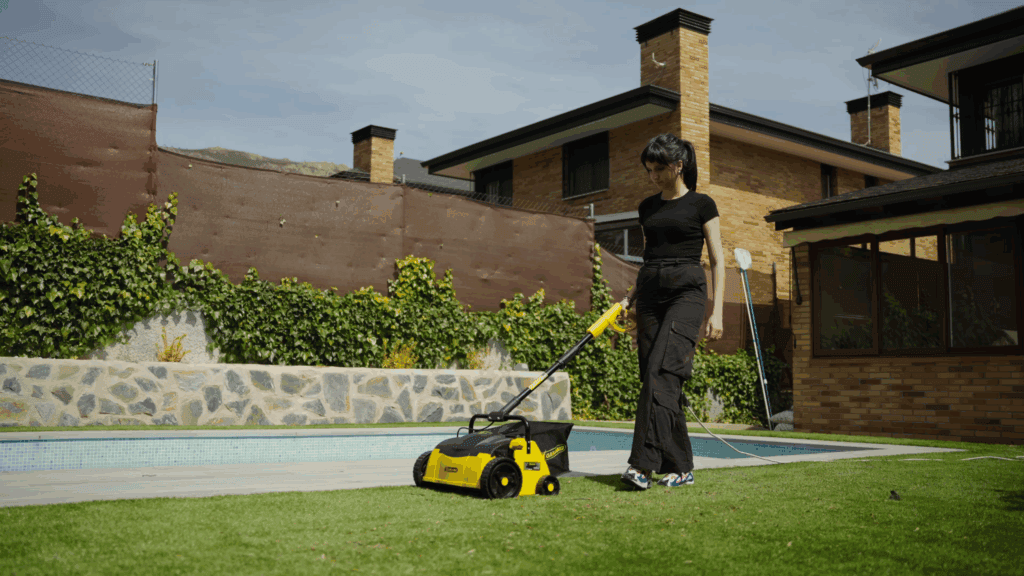 Chica utilizando Roll&Comb delante de pisicina